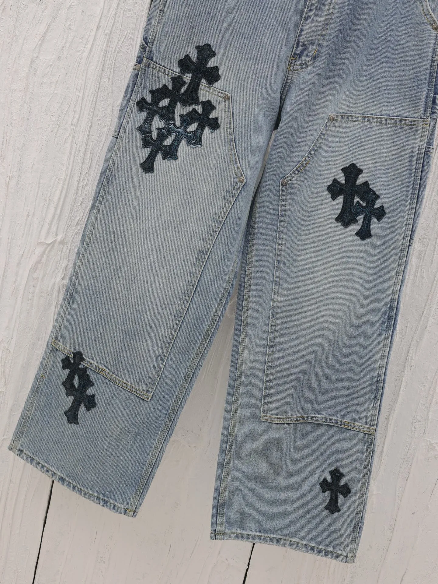 🅿️600 Come Heart*/Chro Heart Cross Starry Sky Cross Genuine Leather Patch Work Jeans. The washing process uses a combination of multiple processes such as heavy fermentation, washing and frying, spraying with horse and so on. Genuine leather patches, straight hem design, frayed feet, and accessories and hardware all customized in matching colors to achieve perfect consistency.  Size: 30/32/34/46